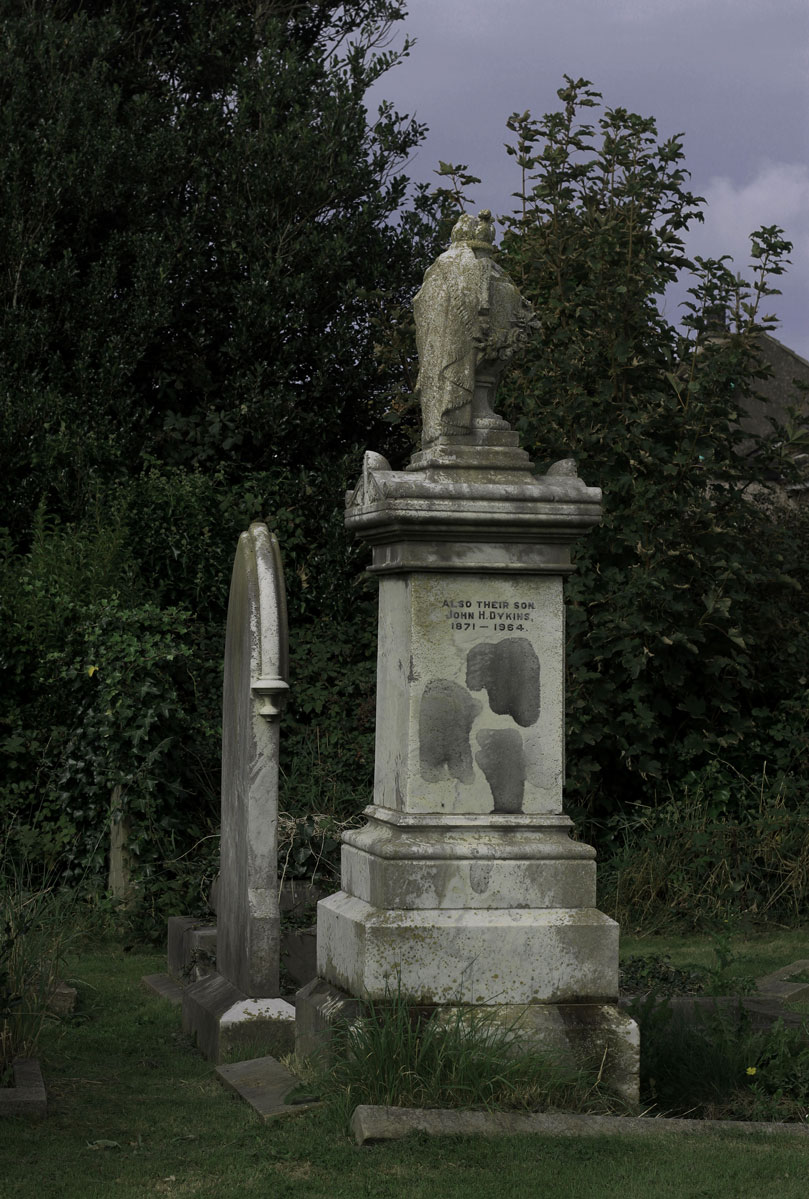 statue